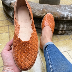 Pu&ograve; includere: Un paio di ballerine in pelle intrecciata marrone. Le scarpe hanno una punta a punta e una suola piatta. Le scarpe sono realizzate in pelle intrecciata che &egrave; sia elegante che comoda.