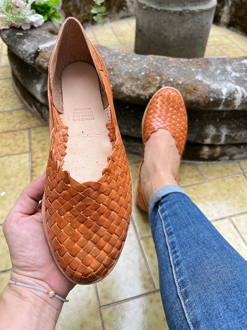 Pu&ograve; includere: Un paio di ballerine in pelle intrecciata marrone. Le scarpe hanno una punta a punta e una suola piatta. Le scarpe sono realizzate in pelle intrecciata che &egrave; sia elegante che comoda.
