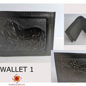 Puede incluir: Cartera de cuero negro con un dise&ntilde;o en relieve de un caballo y follaje. La cartera est&aacute; cerrada y tiene el texto "WALLET 1" impreso debajo.