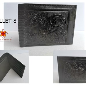 Puede incluir: Cartera de cuero negro con un dise&ntilde;o en relieve de un ciervo. La cartera est&aacute; cerrada y tiene un borde cosido. El texto "WALLET 8" es visible en la esquina superior izquierda de la imagen.