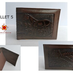 Puede incluir: Una cartera de cuero marr&oacute;n con un dise&ntilde;o de caballo en relieve. La cartera tiene m&uacute;ltiples ranuras para tarjetas y un portafolios.