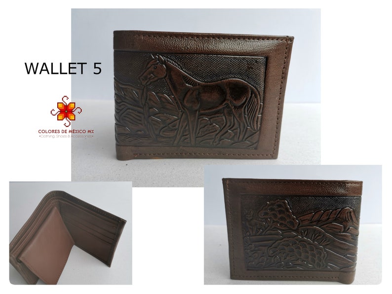 Puede incluir: Una cartera de cuero marr&oacute;n con un dise&ntilde;o de caballo en relieve. La cartera tiene m&uacute;ltiples ranuras para tarjetas y un portafolios.