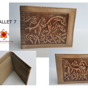 Puede incluir: Una cartera de cuero marr&oacute;n con un dise&ntilde;o de caballos corriendo en relieve. La cartera tiene un borde cosido y est&aacute; cerrada.