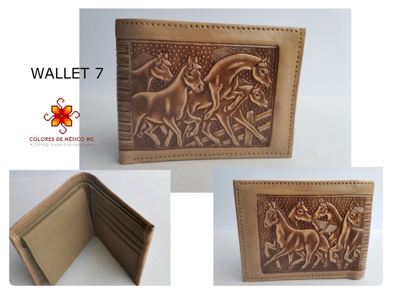 Puede incluir: Una cartera de cuero marr&oacute;n con un dise&ntilde;o de caballos corriendo en relieve. La cartera tiene un borde cosido y est&aacute; cerrada.