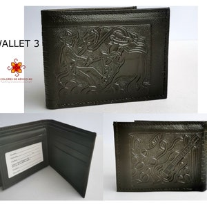 Puede incluir: Una cartera de cuero negro con un dise&ntilde;o en relieve de un vaquero montando un toro. La cartera tiene m&uacute;ltiples ranuras para tarjetas y un portafolios.
