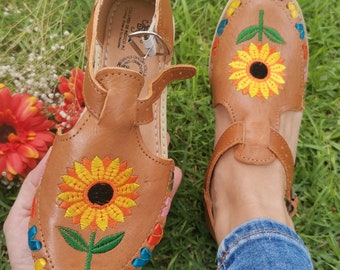 Sandales en cuir brodées de fleurs - Huarache mexicaine - Chaussures bohème hippie arc-en-ciel pour femmes - Toutes tailles - Sandales en cuir pour femmes