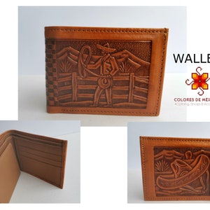 Puede incluir: Una cartera de cuero marr&oacute;n con un dise&ntilde;o estampado de un vaquero montando un caballo. La cartera tiene m&uacute;ltiples ranuras para tarjetas y un portafolios. El texto "WALLET 4" y "COLORES DE M&Eacute;XICO MX" es visible en la imagen.