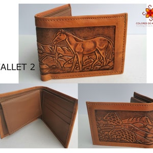 Puede incluir: Una cartera de cuero marr&oacute;n con un dise&ntilde;o estampado de un caballo. La cartera est&aacute; cerrada y tiene una solapa con cierre de presi&oacute;n. La cartera est&aacute; hecha de cuero genuino y tiene un aspecto r&uacute;stico.