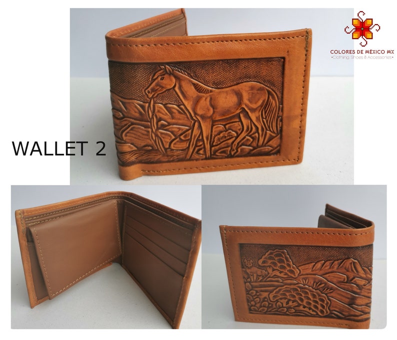 Puede incluir: Una cartera de cuero marr&oacute;n con un dise&ntilde;o estampado de un caballo. La cartera est&aacute; cerrada y tiene una solapa con cierre de presi&oacute;n. La cartera est&aacute; hecha de cuero genuino y tiene un aspecto r&uacute;stico.