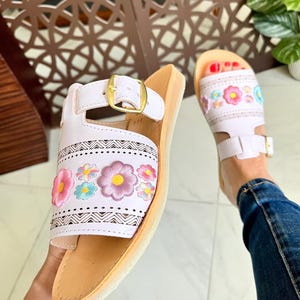 Huarache sandals, Mexican sandals women, flower embroidered 3D, Leather Mexican Shoes, leather sandals, leather shoes women mexican style