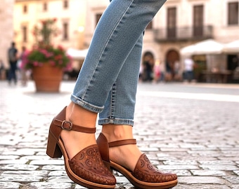 Handgemaakte Mexicaanse leren hakken voor dames met uitgesneden bloemmotief en gouden pailletten, Mexicaanse schoenen, leren schoenen, handgemaakte schoenen met dikke hak