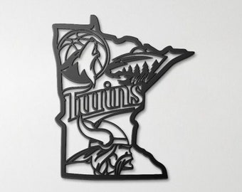 Pode incluir: Contorno de metal preto do estado de Minnesota com o logotipo dos Minnesota Twins, um logotipo de basquete dos Minnesota Timberwolves e um logotipo de hóquei dos Minnesota Wild.