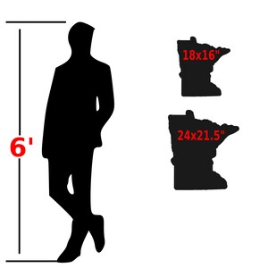 K&ouml;nnte beinhalten: Eine Silhouette einer Person, die neben zwei schwarzen Umrissen des Bundesstaates Minnesota steht. Die Umrisse sind mit den Ma&szlig;en 18x16 Zoll und 24x21,5 Zoll beschriftet.