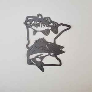 K&ouml;nnte beinhalten: Metallausschnitt des Bundesstaates Minnesota mit zwei Fischsilhouetten. Der gr&ouml;&szlig;ere Fisch ist ein Zander und der kleinere ein Barsch.