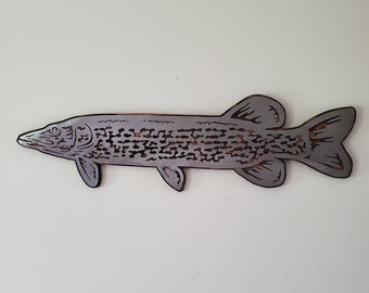 Puede incluir: Una escultura de pared de metal plateado de un pez con un diseño detallado. El pez está de perfil con la boca abierta.