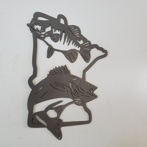K&ouml;nnte beinhalten: Metallausschnitt des Bundesstaates Minnesota mit zwei Fischen, einer &uuml;ber dem anderen. Der obere Fisch ist ein Barsch und der untere Fisch ist ein Zander.