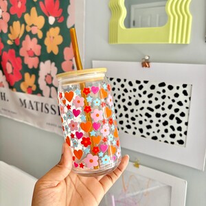 Flower and Heart Glass Tumbler, Iced Coffee Glass, Retro Flower Iced Coffee Cup, Daisy Glass Cup, Iced Coffee Cup, Reusable Cup, Glass Cup