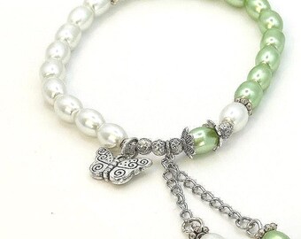 Superleuke armband van nepparel en groene parel met zilveren tussenkralen en een zilveren vlinderhanger