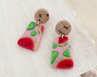 Estampado de sandía en rosa brillante con pendientes colgantes con tachuelas de picnic / lindos pendientes de picnic de verano