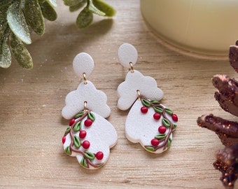 Pendientes clásicos de Navidad blancos con textura de nieve y un diseño de rama de acebo que cuelga con aretes hipoalergénicos con acento festoneado