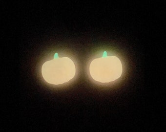 Pendientes de calabaza de Halloween con brillo activado por rayos UV en la oscuridad / Studs de calabaza de neón mágicos / Studs de pendientes de calabaza con brillo de luz negra