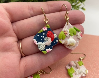 Pendientes de estanque Koi / Pendientes de peces Koi / Pendientes de estanque Lilly Pad / Pez Koi pastel / Pendientes de declaración pequeña / Pendientes únicos hechos a mano