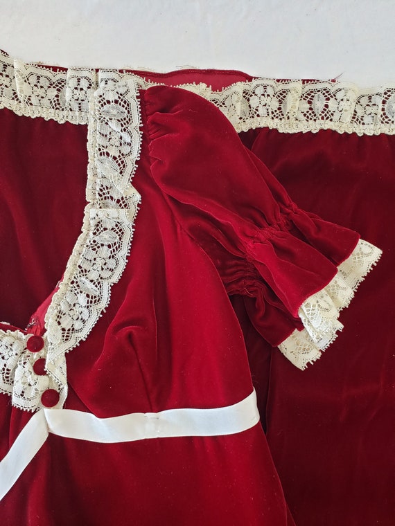 Vintage 1970’s Cranberry Red Velvet, Ivory Lace E… - image 10