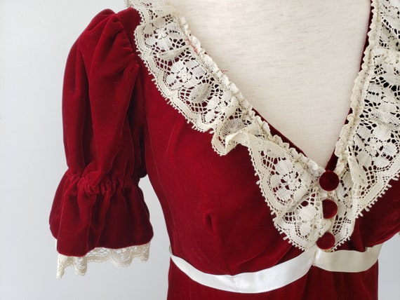 Vintage 1970’s Cranberry Red Velvet, Ivory Lace E… - image 8