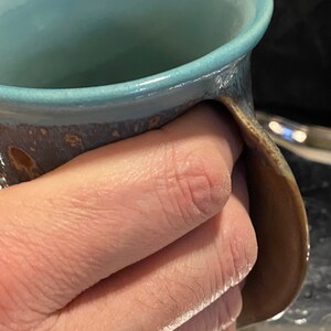 vintage fait à la main en grès émail drip poignée poignée mug assorti chacun image 7