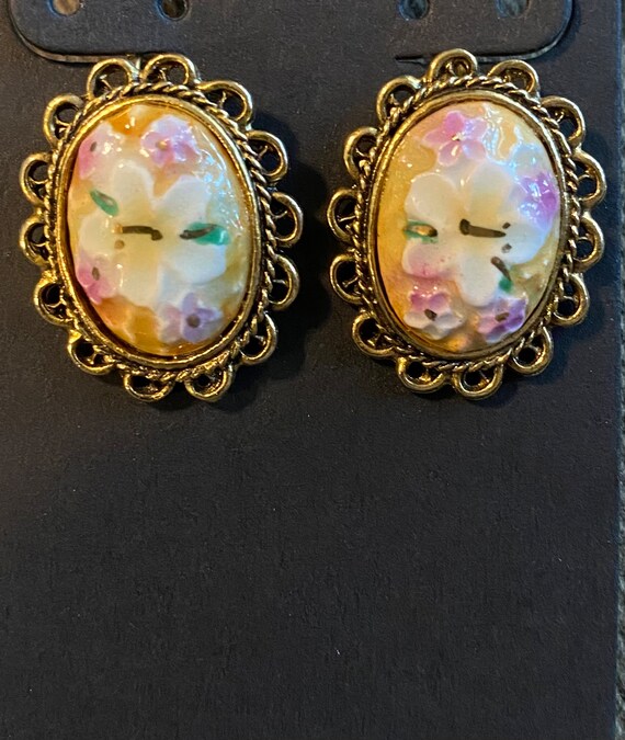 Assorted mid century clip on earrings, assorted styles View 6
