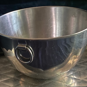 Vintage RevereWare 8 inch stainless steel mixing bowl with loop handle