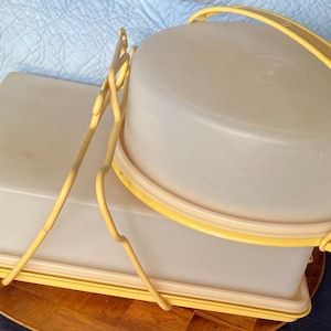 Zestaw Vintage Tupperware Harvest Gold 10” okrągły i 14” x 10” prostokątny pojemnik na ciasto z uchwytami