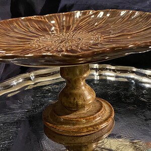 assiettes à gâteau sur piédestal fleur de lotus vintage de 23 cm (9 po.) avec piédestal assorti