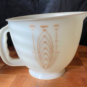 Vintage 8 cup Tupperware Mix-N-Store measuring cup
