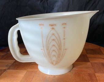 Vintage 8 cup Tupperware Mix-N-Store measuring cup