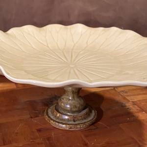 Vintage Metlox of California 11 inch hand made stoneware base pedestal cake plate Lotus beige