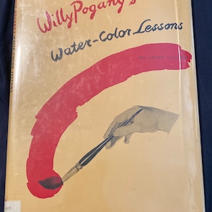 Könnte beinhalten: Ein Buchcover mit goldenem Hintergrund und einem roten Pinselstrich. Der Titel "Willy Pogány's Water-Color Lessons Including Gouache" ist in schwarzer Kursivschrift geschrieben.