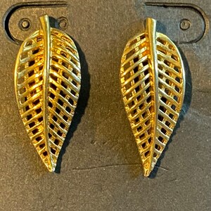Vintage mid century Coro gold tone open weave leaves clip on earrings