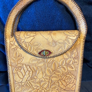 Cartera vintage de piel repujada y cosida a mano con diseño de colibrí y 2 bolsillos interiores de IVA leather