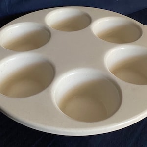 Peut inclure: Plat à pâtisserie en céramique blanche avec six cavités rondes, parfait pour faire des desserts ou des amuse-gueules individuels.