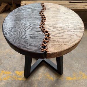 Handgemaakte bijzettafel van gerecycled hout: met leer gestikte accenttafel afbeelding 11
