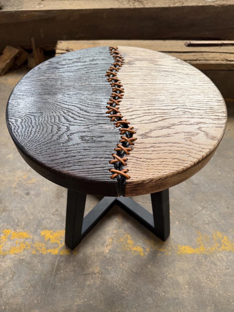 Handgemaakte bijzettafel van gerecycled hout: met leer gestikte accenttafel afbeelding 11