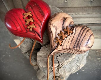 Houten hart Kintsugi: met leer gestikt hersteld gebroken hart