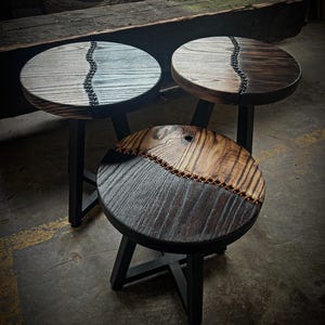 Handgemaakte bijzettafel van gerecycled hout: met leer gestikte accenttafel afbeelding 9