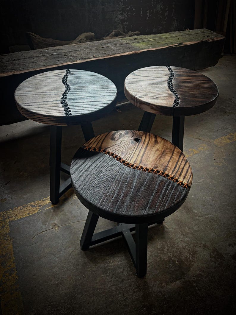 Handgemaakte bijzettafel van gerecycled hout: met leer gestikte accenttafel afbeelding 9