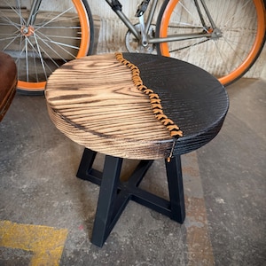 Handgemaakte bijzettafel van gerecycled hout: met leer gestikte accenttafel afbeelding 5