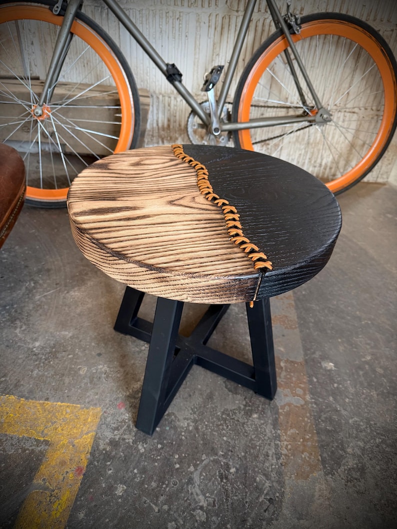 Handgemaakte bijzettafel van gerecycled hout: met leer gestikte accenttafel afbeelding 5