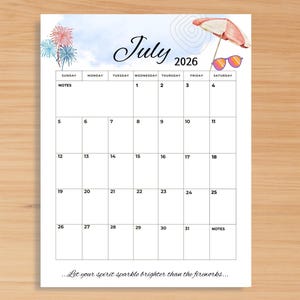 Può includere: Una pagina di calendario mensile per luglio 2026 con una griglia per i giorni della settimana. L'intestazione mostra il mese e l'anno con illustrazioni di fuochi d'artificio rossi e blu, un ombrellone rosa e bianco e occhiali da sole.