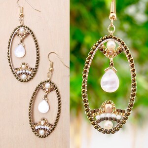 Può includere: Un paio di orecchini pendenti di forma ovale con una struttura in filo dorato decorata con perline color bronzo metallizzato. Ogni orecchino presenta una perla bianca a goccia, una piccola perla bianca e dettagli dorati sfaccettati.