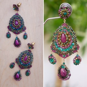 Peut inclure: Une paire de boucles d'oreilles chandelier perlées avec une pierre centrale magenta en forme de goutte, entourée de couches complexes de perles de rocaille bronze métallisé, vert émeraude et violet foncé, avec trois pampilles.